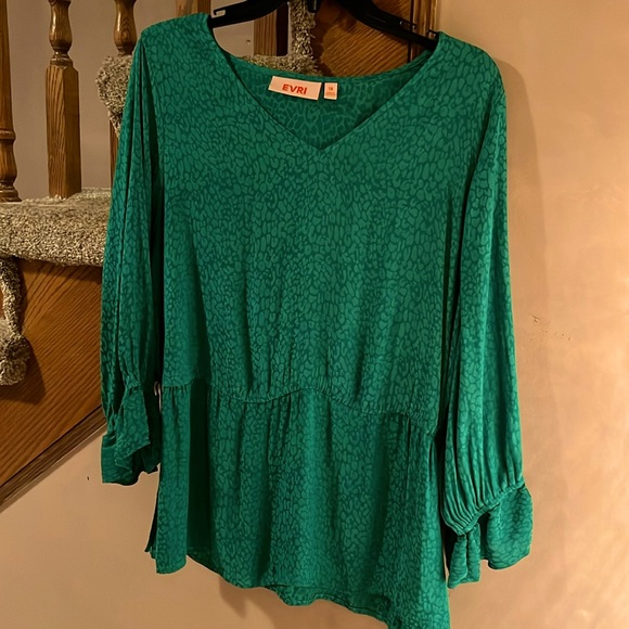 EVRI women’s v neck blouse in green, size 1X.🍀 - Picture 1 of 7